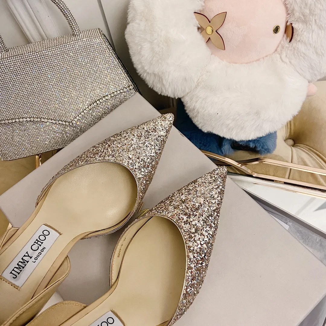 👟👟Ex-factory price 520👟👟 JIMMY CHOO A pair of high heels that can conquer all men👠Easy to wear and versatile, a must-have item for the annual meeting🥂Bilng Bilng is so beautiful that no one can take your breath away Material: Special Crete spliced cow patent leather ➰🍸Sheepskin lining Italian leather outsole Available in three colors: black, nude, silver Size: 34-42 With a height of 8cm, it is packaged simultaneously at the counter!
